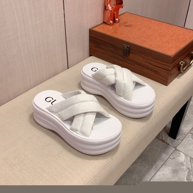 G*u*i slippers